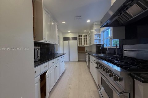 House in Miami Beach, Florida 4 bedrooms, 202.53 sq.m. № 2035517 - photo 7