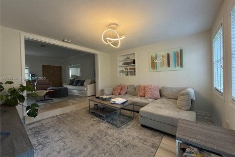 House in Miami Beach, Florida 4 bedrooms, 202.53 sq.m. № 2035517 - photo 4