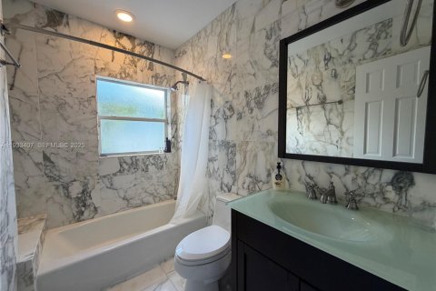 House in Miami Beach, Florida 4 bedrooms, 202.53 sq.m. № 2035517 - photo 8