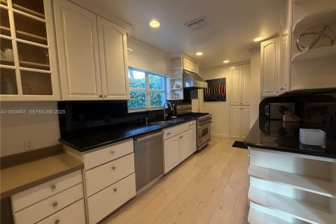 House in Miami Beach, Florida 4 bedrooms, 202.53 sq.m. № 2035517 - photo 6