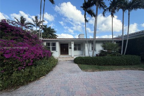 House in Miami Beach, Florida 4 bedrooms, 202.53 sq.m. № 2035517