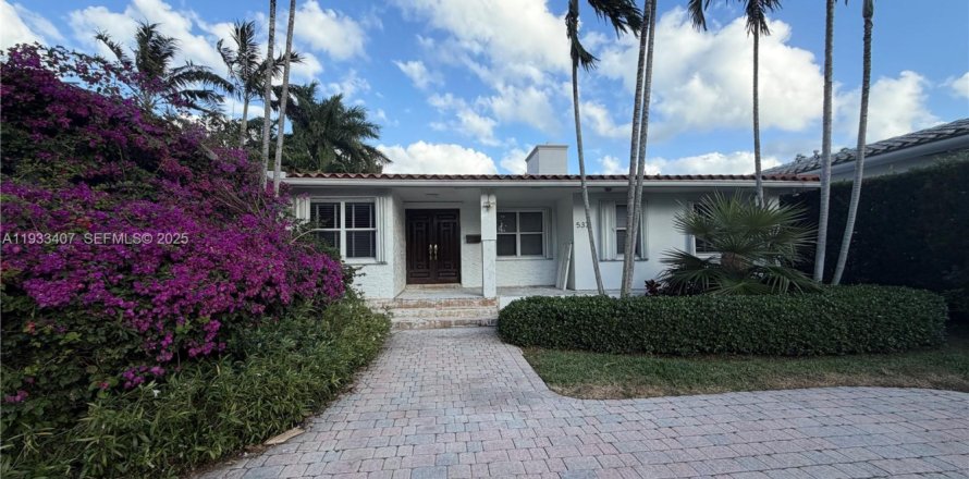 House in Miami Beach, Florida 4 bedrooms, 202.53 sq.m. № 2035517