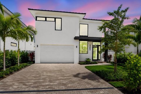 House in Delray Beach, Florida 3 bedrooms, 299.42 sq.m. № 2392140