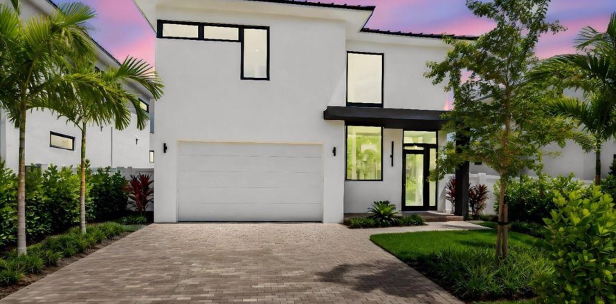 House in Delray Beach, Florida 3 bedrooms, 299.42 sq.m. № 2392140