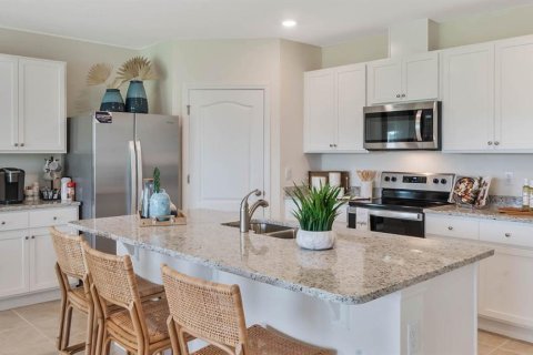 House in Sorrento, Florida 4 bedrooms, 169.83 sq.m. № 1834858 - photo 7