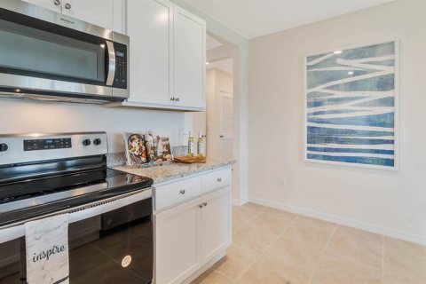 House in Sorrento, Florida 4 bedrooms, 169.83 sq.m. № 1834858 - photo 5