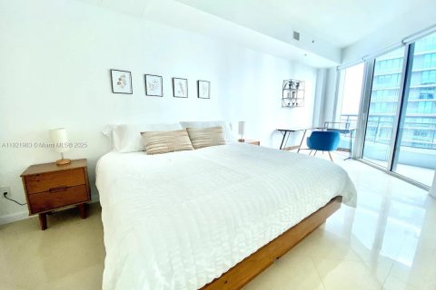 Condominio en Miami, Florida, 1 dormitorio  № 1975903