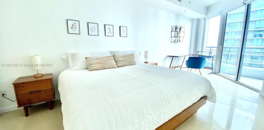 Condominio en Miami, Florida, 1 dormitorio  № 1975903