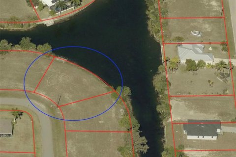 Land in Cape Coral, Florida № 2121973