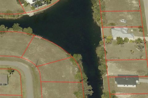 Terreno en venta en Cape Coral, Florida № 2121973 - foto 2