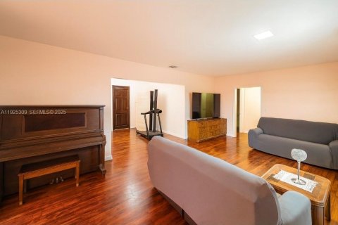 Casa en venta en Miami, Florida, 2 dormitorios, 120.68 m2 № 1983876 - foto 2