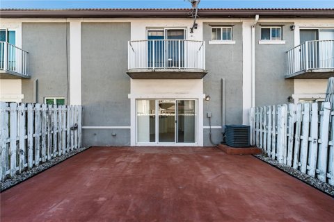 Снять в аренду таунхаус в Мирамар, Флорида 2 спальни, 121.98м2, № 1964045 - фото 23