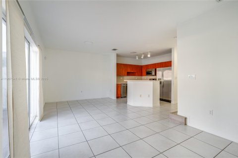 Снять в аренду таунхаус в Мирамар, Флорида 2 спальни, 121.98м2, № 1964045 - фото 4