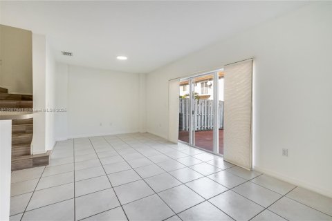 Снять в аренду таунхаус в Мирамар, Флорида 2 спальни, 121.98м2, № 1964045 - фото 9