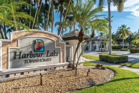 Снять в аренду таунхаус в Мирамар, Флорида 2 спальни, 121.98м2, № 1964045 - фото 2