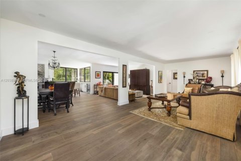 House in Miami, Florida 4 bedrooms, 281.59 sq.m. № 2172510 - photo 12