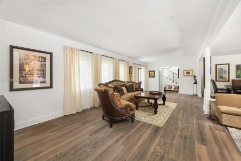 House in Miami, Florida 4 bedrooms, 281.59 sq.m. № 2172510 - photo 15