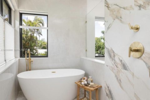 House in Miami, Florida 4 bedrooms, 281.59 sq.m. № 2172510 - photo 8