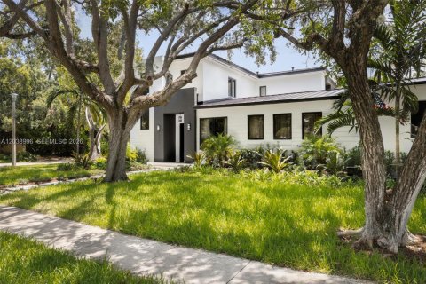 House in Miami, Florida 4 bedrooms, 281.59 sq.m. № 2172510 - photo 23