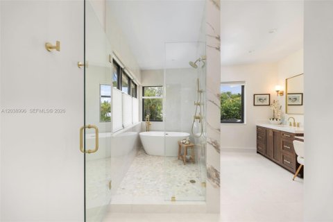 House in Miami, Florida 4 bedrooms, 281.59 sq.m. № 2172510 - photo 22
