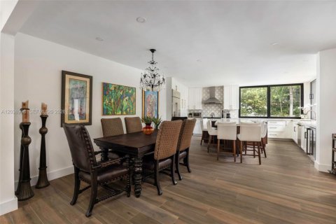 House in Miami, Florida 4 bedrooms, 281.59 sq.m. № 2172510 - photo 18