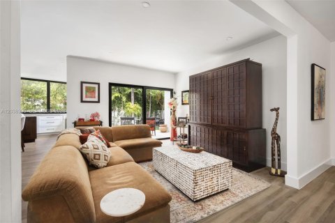 House in Miami, Florida 4 bedrooms, 281.59 sq.m. № 2172510 - photo 17