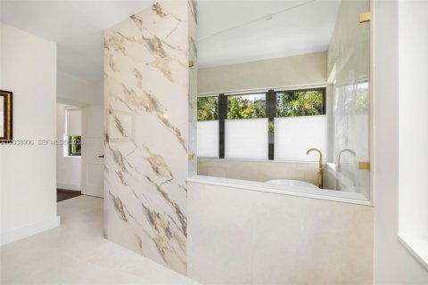 House in Miami, Florida 4 bedrooms, 281.59 sq.m. № 2172510 - photo 9
