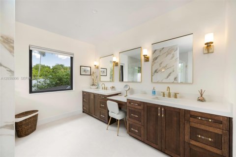 House in Miami, Florida 4 bedrooms, 281.59 sq.m. № 2172510 - photo 7