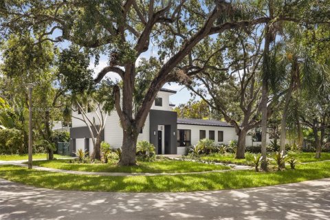 House in Miami, Florida 4 bedrooms, 281.59 sq.m. № 2172510