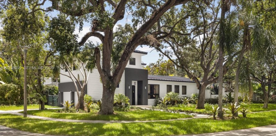 House in Miami, Florida 4 bedrooms, 281.59 sq.m. № 2172510