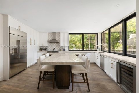 House in Miami, Florida 4 bedrooms, 281.59 sq.m. № 2172510 - photo 5