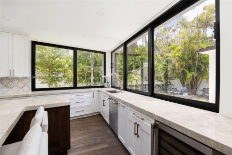 House in Miami, Florida 4 bedrooms, 281.59 sq.m. № 2172510 - photo 19