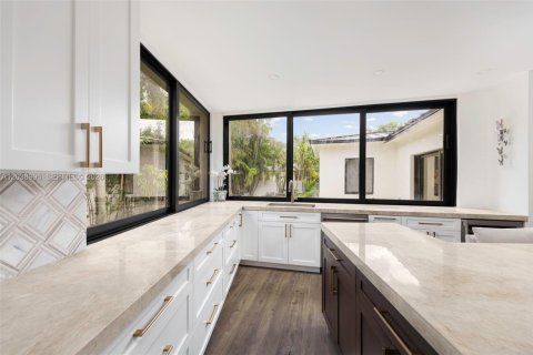 House in Miami, Florida 4 bedrooms, 281.59 sq.m. № 2172510 - photo 6