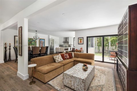 House in Miami, Florida 4 bedrooms, 281.59 sq.m. № 2172510 - photo 16