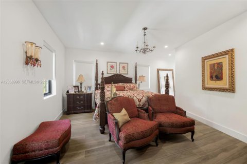 House in Miami, Florida 4 bedrooms, 281.59 sq.m. № 2172510 - photo 11