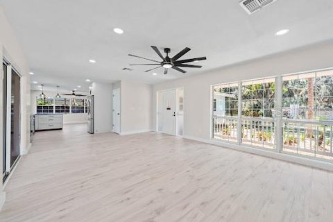 House in Belle Isle, Florida 3 bedrooms, 141.03 sq.m. № 1918475 - photo 15