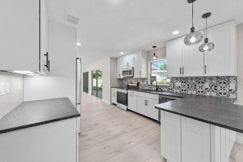 House in Belle Isle, Florida 3 bedrooms, 141.03 sq.m. № 1918475 - photo 4
