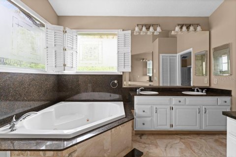 House in Windermere, Florida 5 bedrooms, 277.5 sq.m. № 1580533 - photo 22