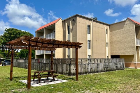 Снять в аренду кондоминиум в Дорал, Флорида 1 спальня, 75.25м2, № 1979585 - фото 29