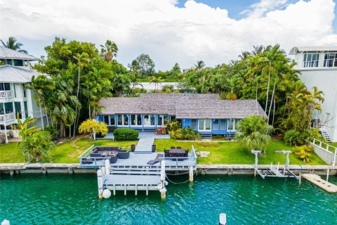 House in Key Biscayne, Florida 4 bedrooms, 301.1 sq.m. № 1770246 - photo 1
