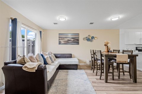 Купить таунхаус в Флорида-Сити, Флорида 2 спальни, 105.91м2, № 2048787 - фото 3