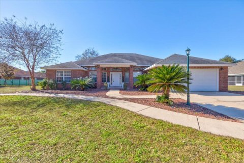 House in Crestview, Florida 4 bedrooms, 223.06 sq.m. № 559090 - photo 1
