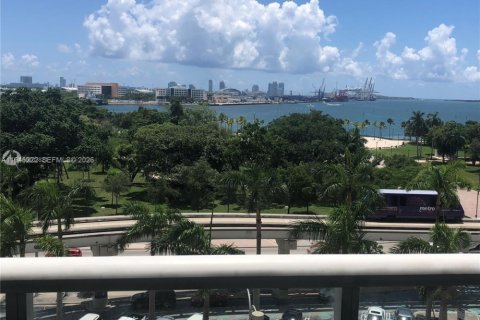 Condo in Miami, Florida  № 2052799 - photo 15