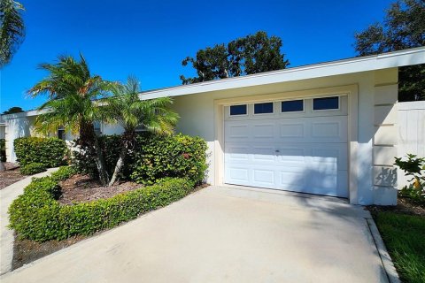 House in Sarasota, Florida 2 bedrooms, 118.82 sq.m. № 2430905 - photo 10