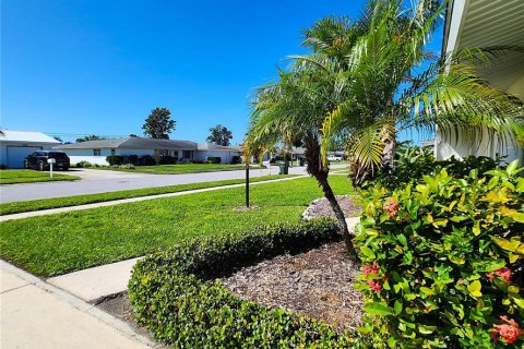 House in Sarasota, Florida 2 bedrooms, 118.82 sq.m. № 2430905 - photo 12