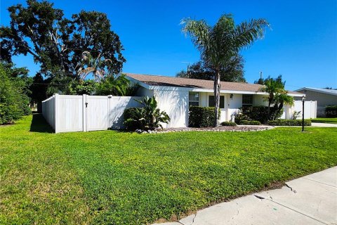 House in Sarasota, Florida 2 bedrooms, 118.82 sq.m. № 2430905 - photo 8