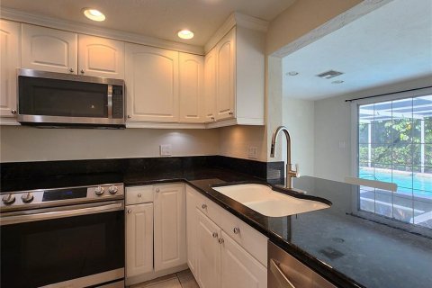 House in Sarasota, Florida 2 bedrooms, 118.82 sq.m. № 2430905 - photo 24