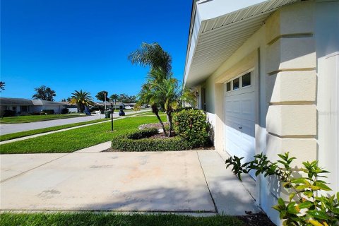 House in Sarasota, Florida 2 bedrooms, 118.82 sq.m. № 2430905 - photo 2
