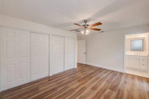 House in Largo, Florida 4 bedrooms, 149.94 sq.m. № 2391548 - photo 22