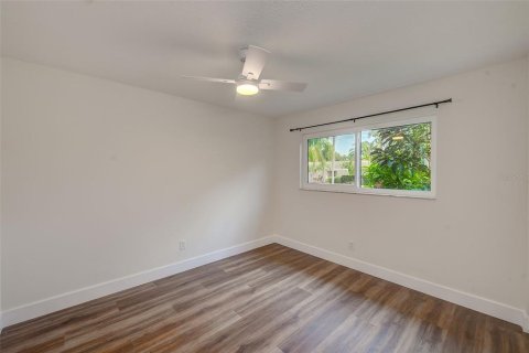 House in Largo, Florida 4 bedrooms, 149.94 sq.m. № 2391548 - photo 27